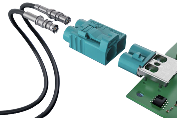 汽車射頻線束是指用于傳輸無線電信號的電線束，通常位于汽車內(nèi)部。它通常由多根電線組成，包括信號線、電源線和地線等。這些電線通過一定的結(jié)構形式將它們組織在一起，以便更好地傳輸信號和減少干擾。